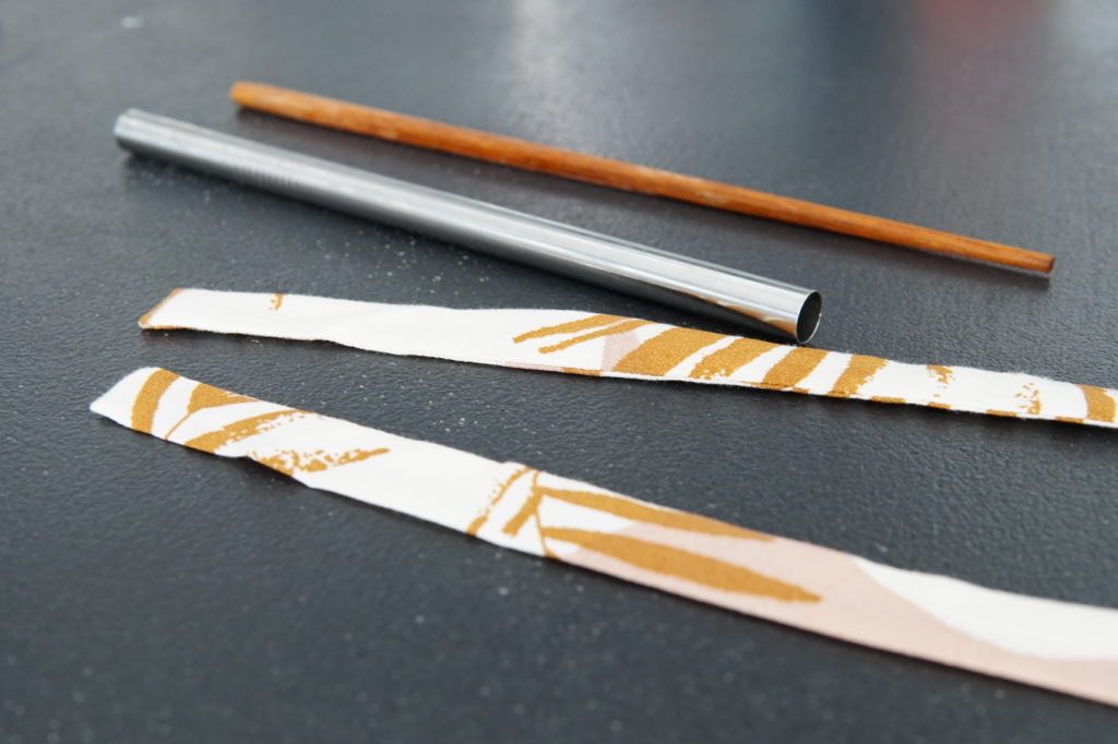 Couture de liens grâce à une baguette et une paille